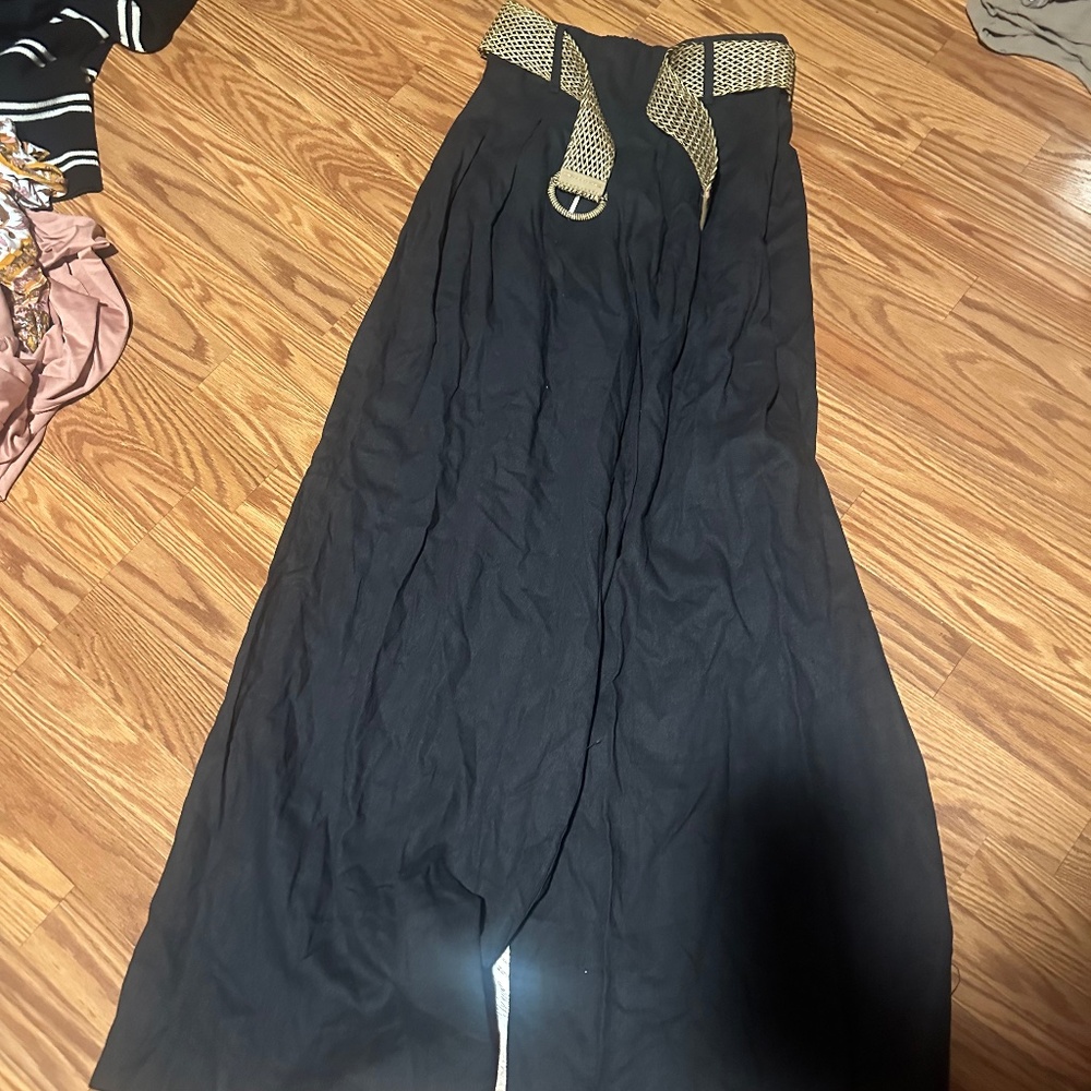 I’m selling these trendy flowy pants
